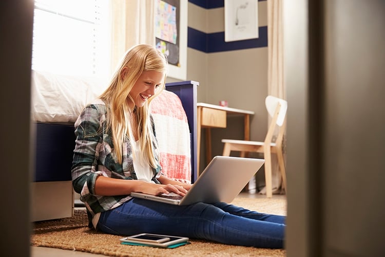 Blonde-girl-studying.jpg