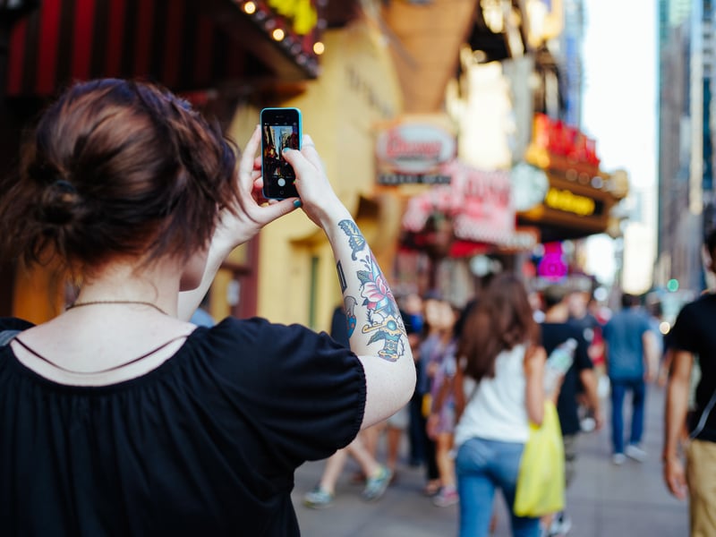 girl_with_phone_discovery.jpg