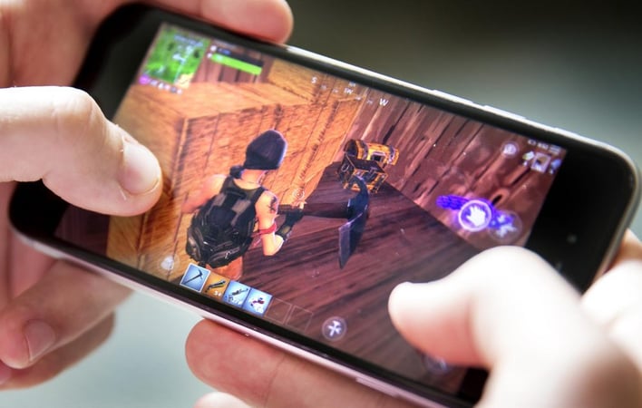 Student-plays-Fornite-on-their-phone