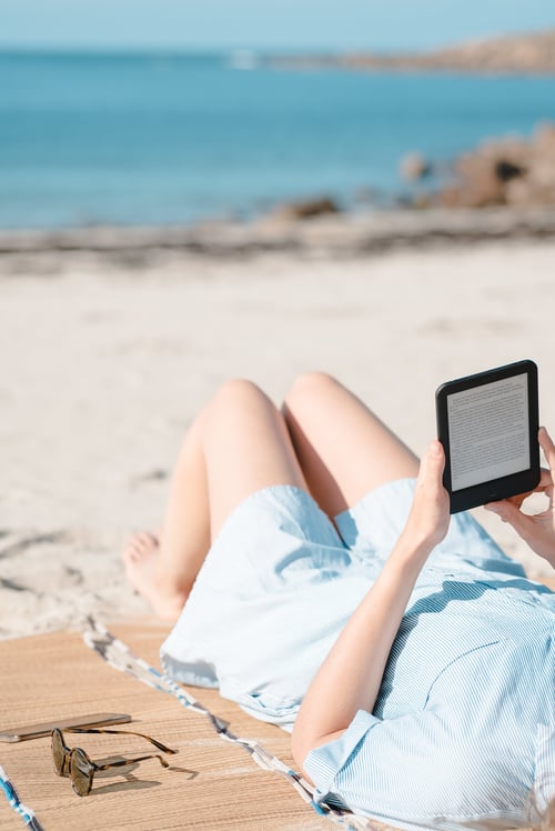 beach-reading-kindle