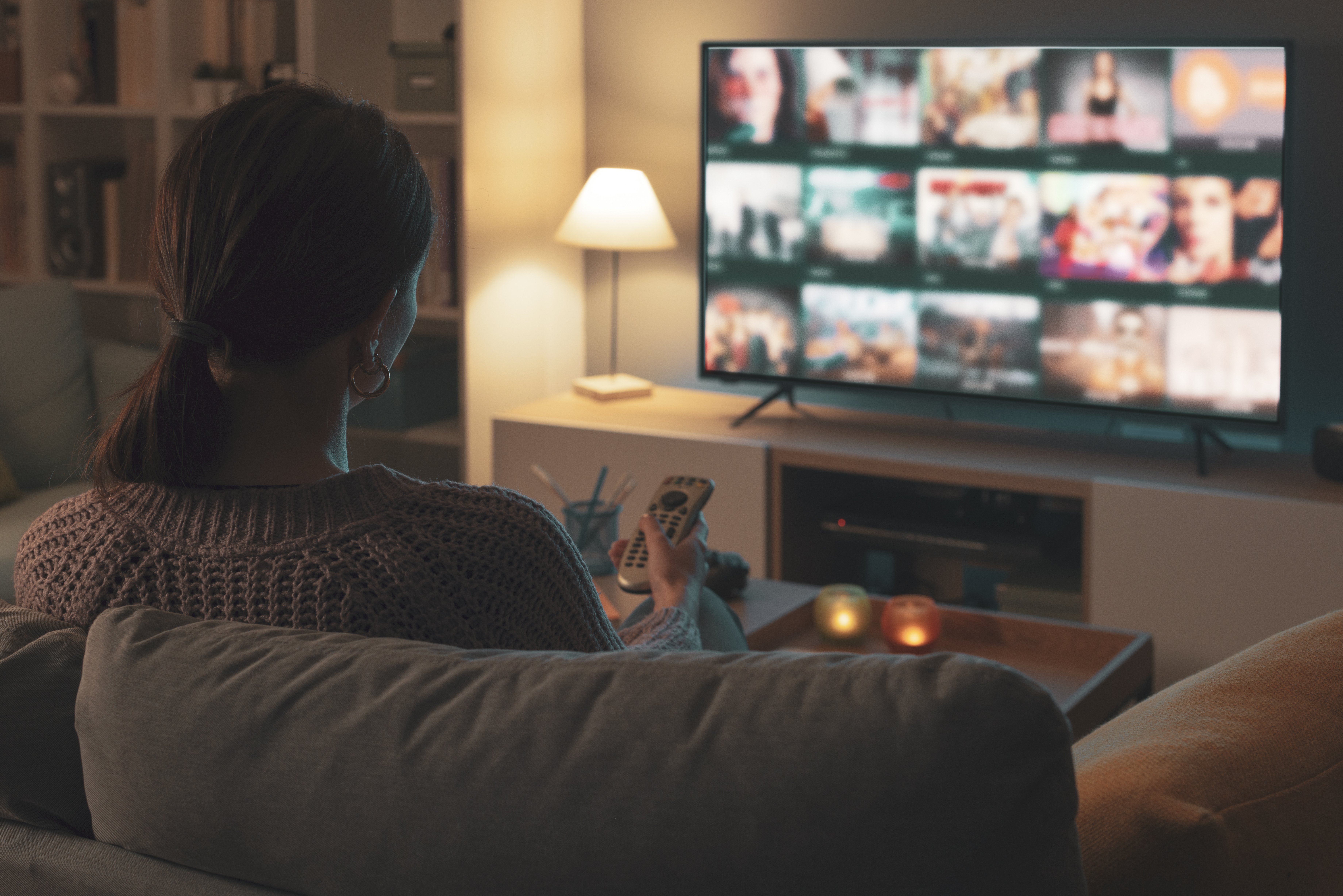 AdobeStock_497136923 - woman watching tv