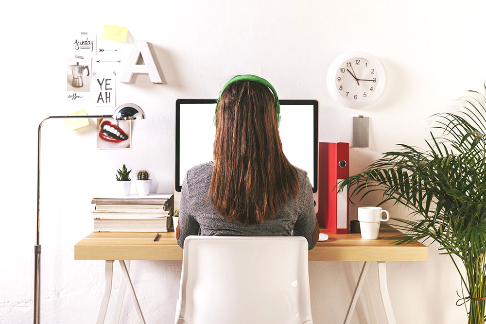 Girl_at_desk_with_computer