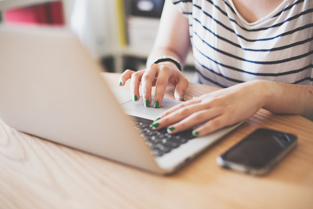 Girl_typing_on_laptop