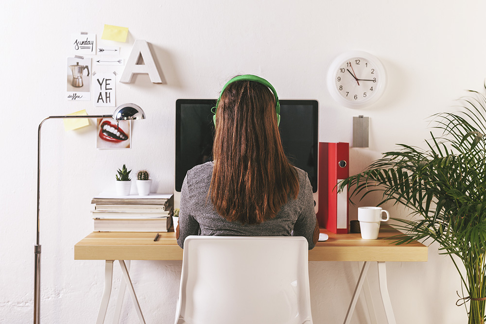 Girl_with_laptop